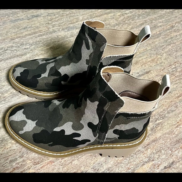 NWOB Nicole Miller Camo ankle boots - Picture 4 of 16